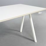 Begagnat skrivbord med fast höjd modell Trotten. Med beige bordsskiva och vitt underrede. Mått: bredd 160 cm, djup 80 cm, höjd 72 cm. 