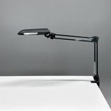 Begagnad skrivbordslampa Verit från Glamox Luxo med klämfäste i svart. Mått: höjd 85 cm.