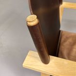Begagnad fåtölj Ferdinand från Gärsnäs i mörkbrunt läder och ekstomme. Mått: Bredd 64,6 cm, djup 73 cm, höjd 75 cm och sitthöjd 38,5 cm 