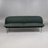 Begagnad soffa Oslo från Muuto. Klädsel i djupt mörkgrön tyg, ben i svart metall. Mått: bredd 200 cm, djup 73 cm och höjd 78 cm. 