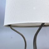 Begagnad vit bordslampa från Örsjö modell Aria. Mått: diameter 29 cm och höjd 55 cm. 