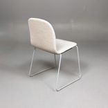 Begagnad konferensstol Visu från Muuto i gråbeige tyg och ljusgrått metallunderrede.  Mått: Bredd 53,5 cm, djup 50 cm, höjd 78 cm, sitthöjd 46 cm. 