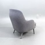 Begagnad fåtölj Fri JH5 från Fritz Hansen klädd i ljusgrå färg med grålackerade ben. Mått: bredd 80 cm, djup 88 cm, Höjd 90.5 cm, Sitthöjd 43 cm. 