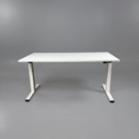 Begagnat höj och sänkbart skrivbord Migration från Steelcase. I vitt. Mått: bredd: 140 cm djup: 80 cm, justerbar höjd: 65 till 125 cm. 