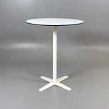 Begagnat barbord från Offecct, modell Propeller. Med diameter på 90 cm och en höjd på 108 cm. Färgen är vit både på bordsskiva och stativ. Bordsskivan har en svart kant.  