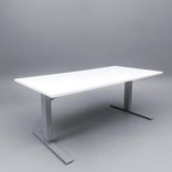 Begagnat höj och sänkbart skrivbord i vitt med stativ i silver, och kabeldike. Mått: bredd 160 cm, djup 80 cm, justerbar höjd 70 - 120 cm. 
