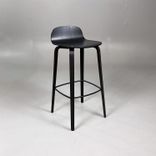 Begagnad barstol Visu från Muuto i svart. Mått: Bredd 41,5 cm, djup 40 cm, höjd 88,5 cm, sitthöjd 75 cm. 