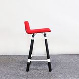 Begagnad barstol Nest från Johanson Design i rött med ben i svartbetsad ek. Mått: höjd 76 cm, sitthöjd 65 cm, sittbredd 31 cm och sittdjup 32 cm. 