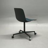 Begagnad stol med hjul från Lammhults, modell Grade. Skal i mörkgrå färg och sits i petrolblå. Mått: Bredd 70 cm x Djup 67 cm x Höjd 76.5 cm x Sitthöjd 45 cm.