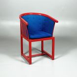 Begagnad röd stol från Gärsnäs, modell Vaxholmaren. Med klädsel i blått, stomme i rött.  Bredd 55 cm, djup 46 cm, höjd 78 cm.
