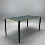 Begagnat konferensbord från Tiptoe med grön linoleumsskiva, svarta avtagbara ben. Mått: Bredd 160 cm, djup 80 cm, höjd 75 cm. 