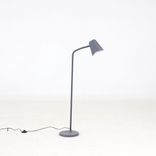 Begagnad golvlampa Me Dim från Northern i grått. Mått: Höjd 142 cm, fotens diameter 25 cm och lampans diameter 16 cm. 