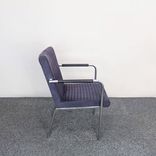 Begagnad konferensstol Quilt från Offecct i mörkgrått. Mått: Höjd 83 cm, sitthöjd 44 cm, bredd 53 cm, djup 62 cm. 