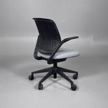 Begagnad stol med hjul från Steelcase, modell Cobi. I grå svart färg. Mått: Justerbar sitthöjd mellan 42 till 53 cm. 