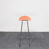 Begagnad barstol Cornflake från Offecct i Orange, kromade ben och fotstöd. Mått: Höjd 79 cm, Bredd: 42 cm, Sitthöjd: 79 cm, Djup: 32 cm 