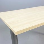Begagnat höj-och-sänkbart skrivbord. Bordsskivan är rektangulär och gjord av björklaminat, kombinerad med ett silverstativ. Mått bredd 130 cm, djup 80 cm, Höjd 70-120 cm.