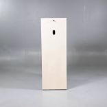 Begagnat towerskåp från Edsbyn modell Access med stomme i vit och front i ask. Mått: bredd 43.5 cm, djup 80 cm och höjd 125 cm. 