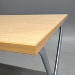 Begagnat hopfällbart bord EDUX från Kinnarps med bordsskiva i björk och stativ i silver. Mått: bredd 120 cm, djup 60 cm, höjd 72 cm. 