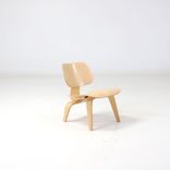Begagnad fåtölj Plywood Group LCW från Vitra i formpressad plywood. Mått: Höjd 66 cm, sitthöjd 38 cm, bredd 60 cm och djup 60 cm. 