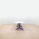 Begagnat konferensbord Funk från Lammhults i vitt med kabelbox och eluttag. Mått: Längd: 420 cm, Bredd: 120 cm, Höjd: 73 cm. 