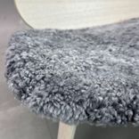 Begagnad fåtölj Papa F276 från Skandiform med stomme av askträ och sits i grått fårskinn. Mått: Bredd 70 cm, Djup 66 cm, Höjd 70 cm, sitthöjd 38 cm. 