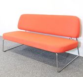Begagnad soffa Polar från Martin Stoll i orange. Mått: bredd 156 cm, djup 78 cm, sittdjup 55.5 cm, sitthöjd 41 cm, höjd 77 cm. 