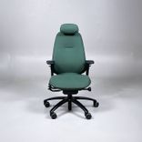 Begagnad sittgrupp med höj- och sänkbart skrivbord, grön kontorsstol Mereo från RH. Mått: Skrivbord 140 x 80 cm, höjd 65–125 cm. Kontorsstolens sitthöjd är 41–55 cm. 