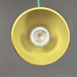 Begagnad taklampa Bell w131 från Wästberg. Bordsskärm i gult med grön textilkabel. Mått: diameter 12 cm, höjd 11.3 cm. 