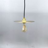Begagnad taklampa i mässing med platt skärm. Mått: diameter 25 cm. 