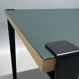 Begagnat konferensbord från Tiptoe med grön linoleumsskiva, svarta avtagbara ben. Mått: Bredd 160 cm, djup 80 cm, höjd 75 cm. 