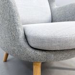 Begagnad fåtölj Ro JH2 från Fritz Hansen i ljusgrått med ben i ek. Mått: bredd 80 cm, djup 97 cm, höjd 113 cm, sitthöjd 43 cm. 