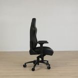 Begagnad Gamingstol/kontorsstol Phoenix Tier 3 från Svivs i svart. Mått: Sitthöjd: 44-51 cm, Sittdjup: 51 cm, Sittbredd: 51 cm. 