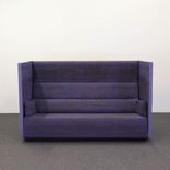 Begagnad soffa med hög rygg Float High Large från Offecct. Blåsvartmelerat tyg med inslag av lila och sidosektioner i ljusare ulltyg. Mått: Höjd: 131 cm, Bredd: 213 cm, Djup: 90 cm. 