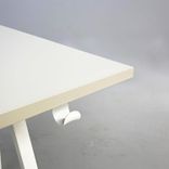 Begagnat skrivbord med fast höjd modell Trotten. Med beige bordsskiva och vitt underrede. Mått: bredd 160 cm, djup 80 cm, höjd 72 cm. 