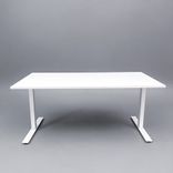 Begagnad sittgrupp med kontorsstol Sayl från Herman Miller och höj- och sänkbart skrivbord i vitt. Mått: Bredd 160 cm, Djup 80 cm, höjd 70–120 cm. 