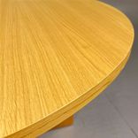 Begagnat runt konferensbord Androgyne från Audo Copenhagen i ek. Mått: Diameter 120 cm och höjd 74 cm. 