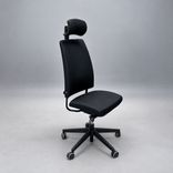 Begagnad kontorsstol Motto från Profim i svart textil, med nackstöd. Justerbar sitthöjd på 43–56 cm. 