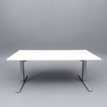 Begagnat höj och sänkbart skrivbord i vitt med stativ i silver, och kabeldike. Mått: bredd 160 cm, djup 80 cm, justerbar höjd 70 - 120 cm. 
