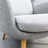 Begagnad fåtölj Ro JH2 från Fritz Hansen med AAL03 fotpall från HAY, i grått tyg och ben i ek. Mått: Fåtölj: bredd 80 cm, djup 97 cm, höjd 113 cm, sitthöjd 43 cm. 