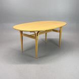 Begagnat soffbord Superellips från Bruno Mathsson i björk. Mått: bredd 120 cm, djup 71 cm, höjd 52 cm. 