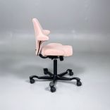 Begagnad kontorsstol med sadelsits Capisco 8106 från HÅG i rosa tyg. Mått: Justerbar sitthöjd 47 - 65.5 cm. 