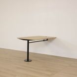 Kinnarps Fields Cocreat begagnat väggfäst konferensbord. Mått: 100 × 80 × 75 cm.