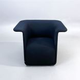 Begagnad fåtölj Hub från Materia med svart klädsel. Mått: Bredd: 90 cm, Djup: 79 cm, Höjd: 71 cm, Sitthöjd: 43 cm. 