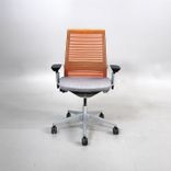 Begagnad kontorsstol från Steelcase modell Think i färgen orange/grå. Meshrygg, armstöd. Mått: Sitthöjd justerbar från 41 till 53 cm. 