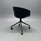 Begagnad stol med hjul AAC24 Front Upholstery från HAY i ljuslila tygklädsel och svart skal samt stativ. Mått: Bredd 59 cm, djup 52 cm, höjd 79 cm och sitthöjd 46 cm. 