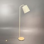 Begagnad golvlampa från Zero, modell Hide i vit färg med diameter på 30 cm och höjd på 186.5 cm.  