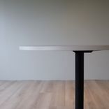 Begagnat Hopfällbart bord från Howe. Bordsskivan är beige och har en svart pelare samt kryssfot. Mått diameter 98 cm och höjd 75 cm. 