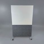 Begagnad whiteboard på hjul Alumi Kombi Dot från Abstracta. I grå/vit. Mått: bredd 120 cm, djup 6.3 cm och höjd 200 cm. 