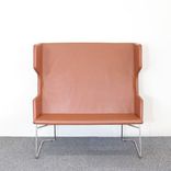 Begagnad soffa med hög rygg QP  från Edsbyn i brunt skinn. Mått: Mått: höjd: 129 cm, bredd: 124 cm, djup: 74,5 cm, höjd: 48 cm, djup: 47,5 cm, bredd: 116 cm.