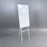 Begagnad whiteboard/blädderblockställ One från Lintex. Vit tavla kombinerat med blädderblocksställ på ett golvstativ. Mått: Bredd 70 cm, Höjd 196 cm. 